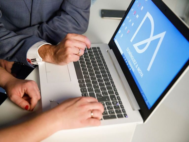 Somos una asesoría laboral para empresas, con un enfoque 100 % online. Atendemos a clientes de toda España con un trato cercano y personal.
